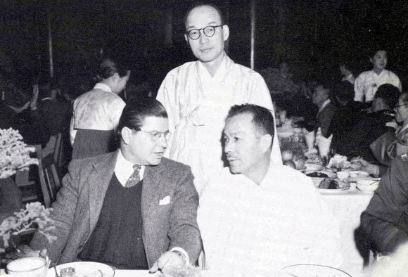 1947년 2월 한 만찬회 석상에서 대화를 나누고 있는 인촌 김성수 선생(오른쪽)과 AP통신원 러셀 브린스. 뒤쪽에 서 있는 사람은 윤치영 선생.